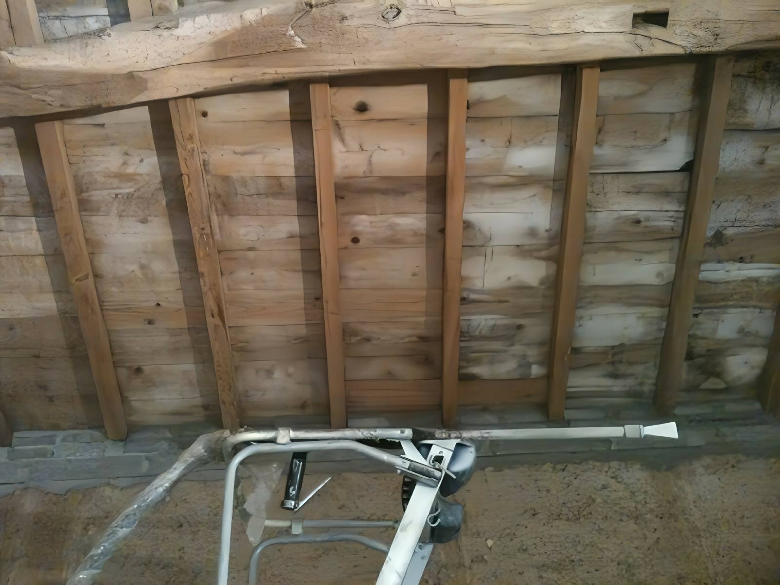 Décapage à l'aérogommage industrielle pour nettoyer du bois à Lyon 69 Rhône