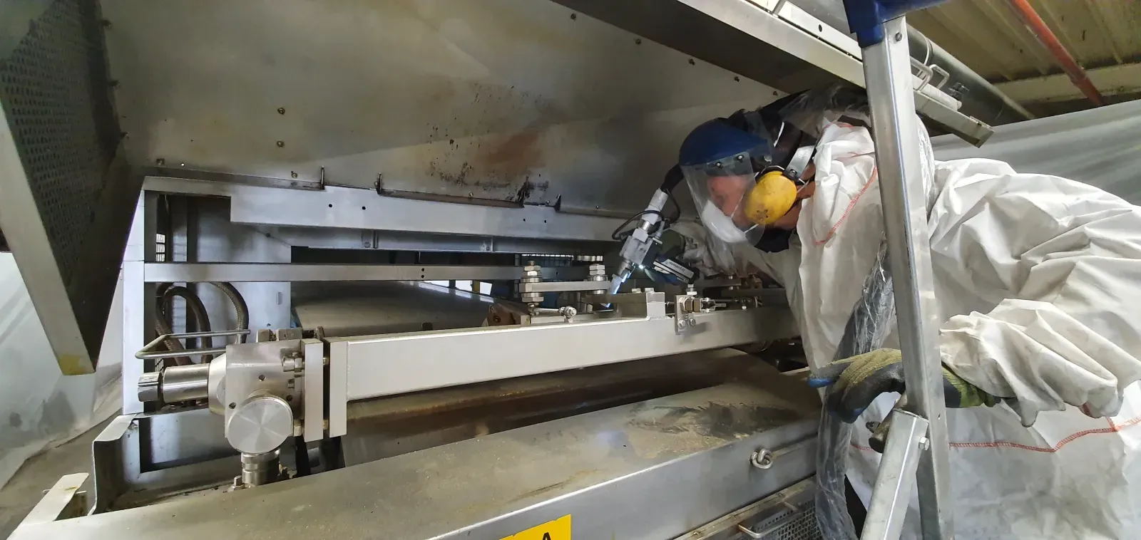 Exemple d'application du nettoyage cryogénique avec matériel Cryoblaster : nettoyage process fabrication colle hot melt