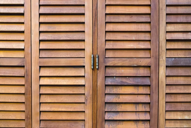 Comment décaper les volets en bois par aérogommage ?