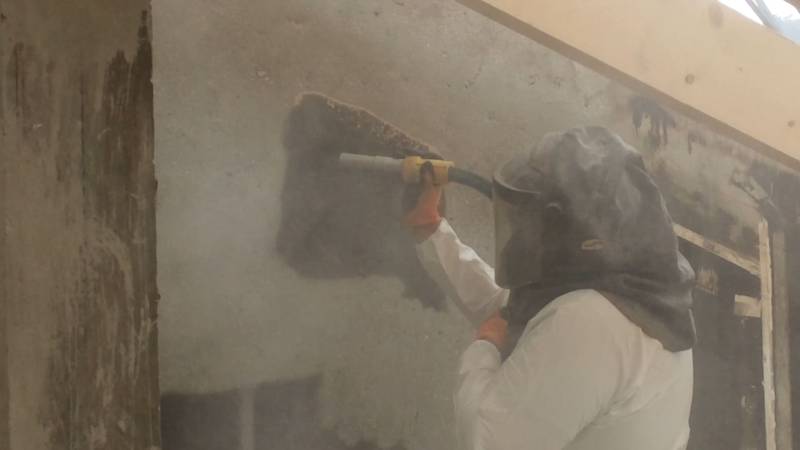 Décapage basse pression par aérogommage pour enlèvement suie incendie