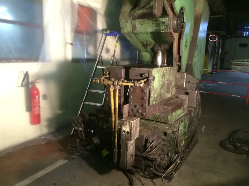 Avant opération de nettoyage cryogénique sur machine outil